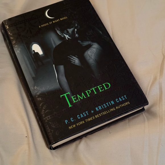 Tempted - house of night series - Picture 1 of 3